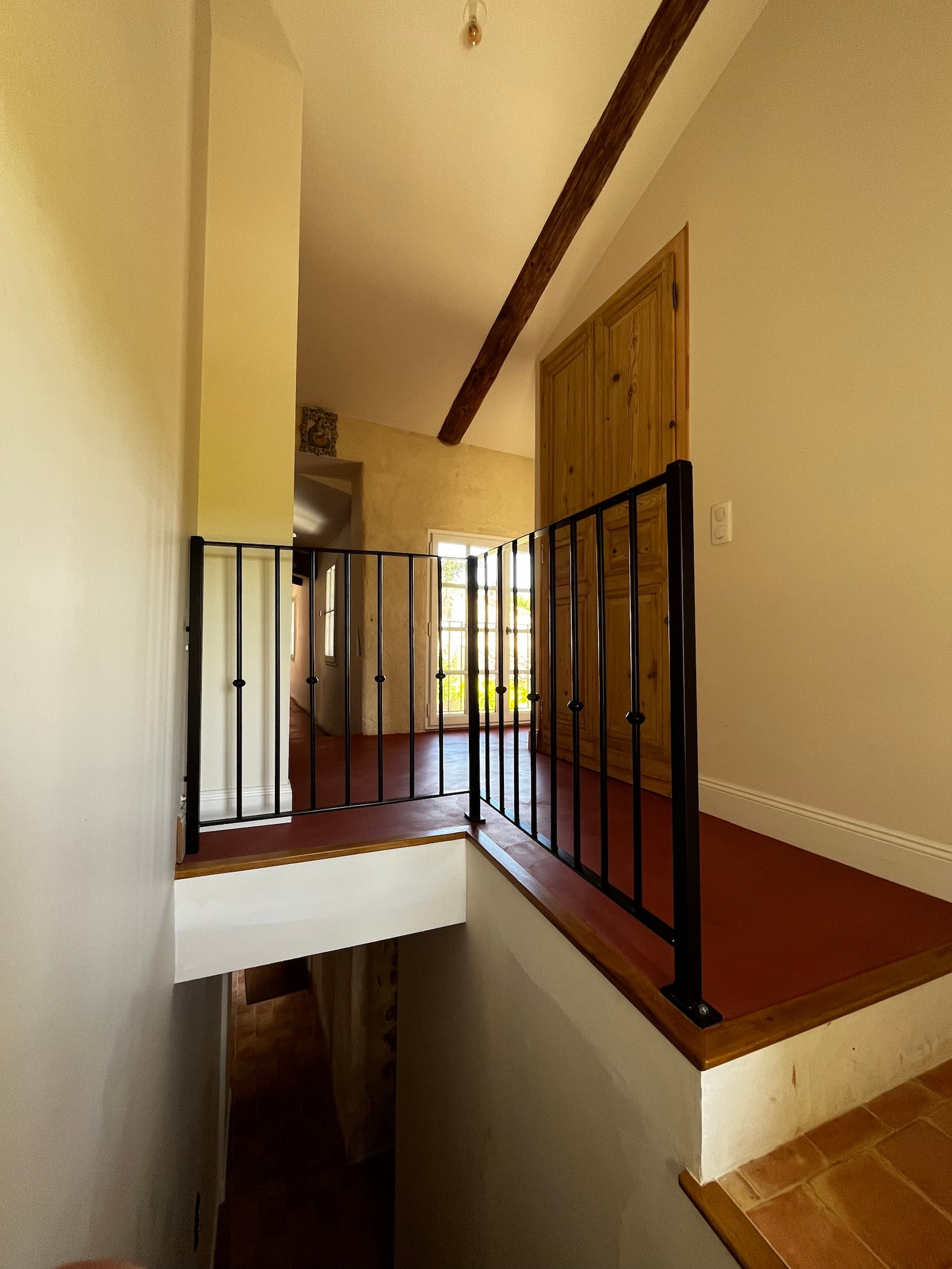 Palier escalier avec garde-corps en fer forgé