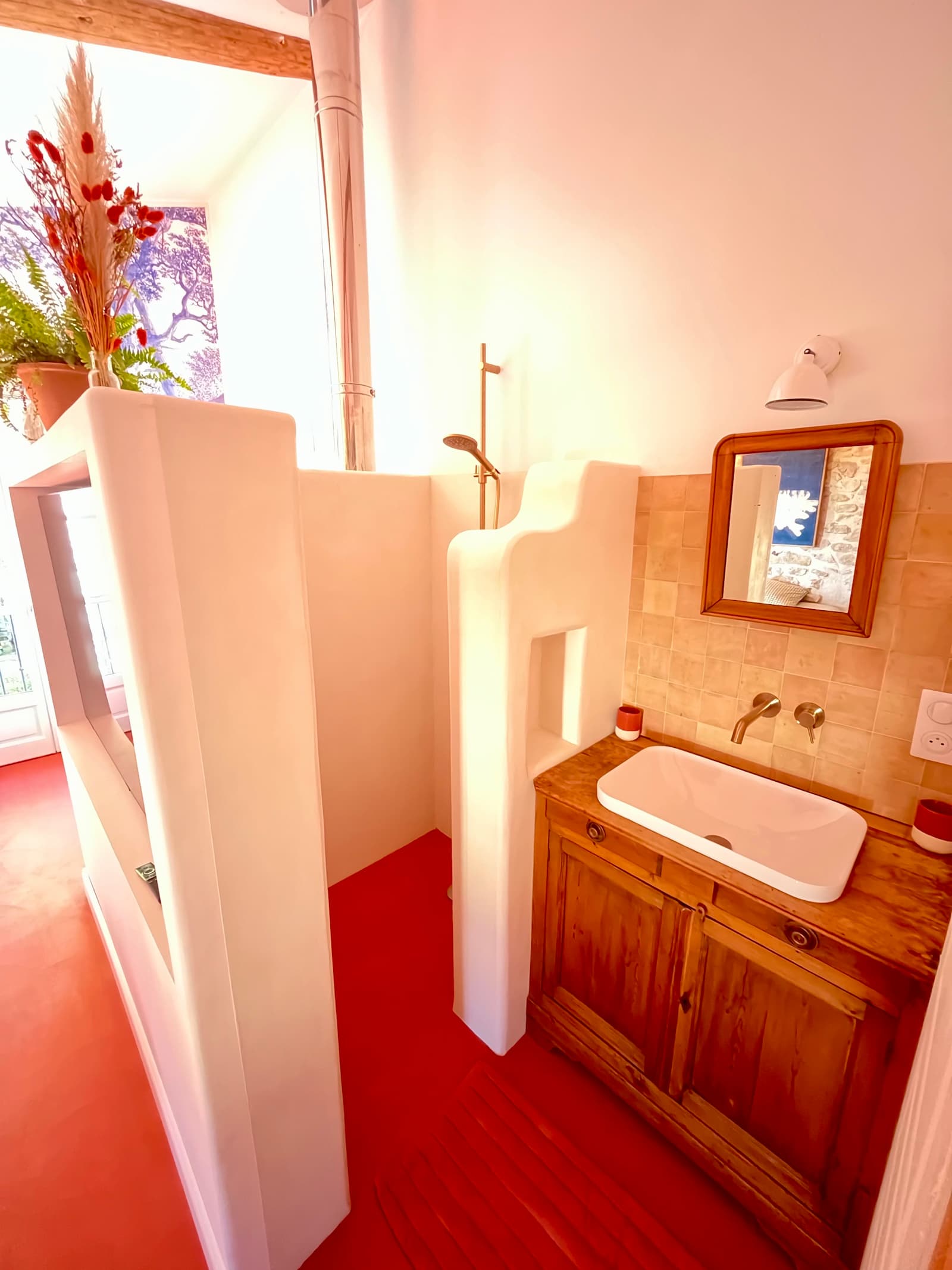 Salle de bain chambre parentale — douche et vasque sur meuble ancien
