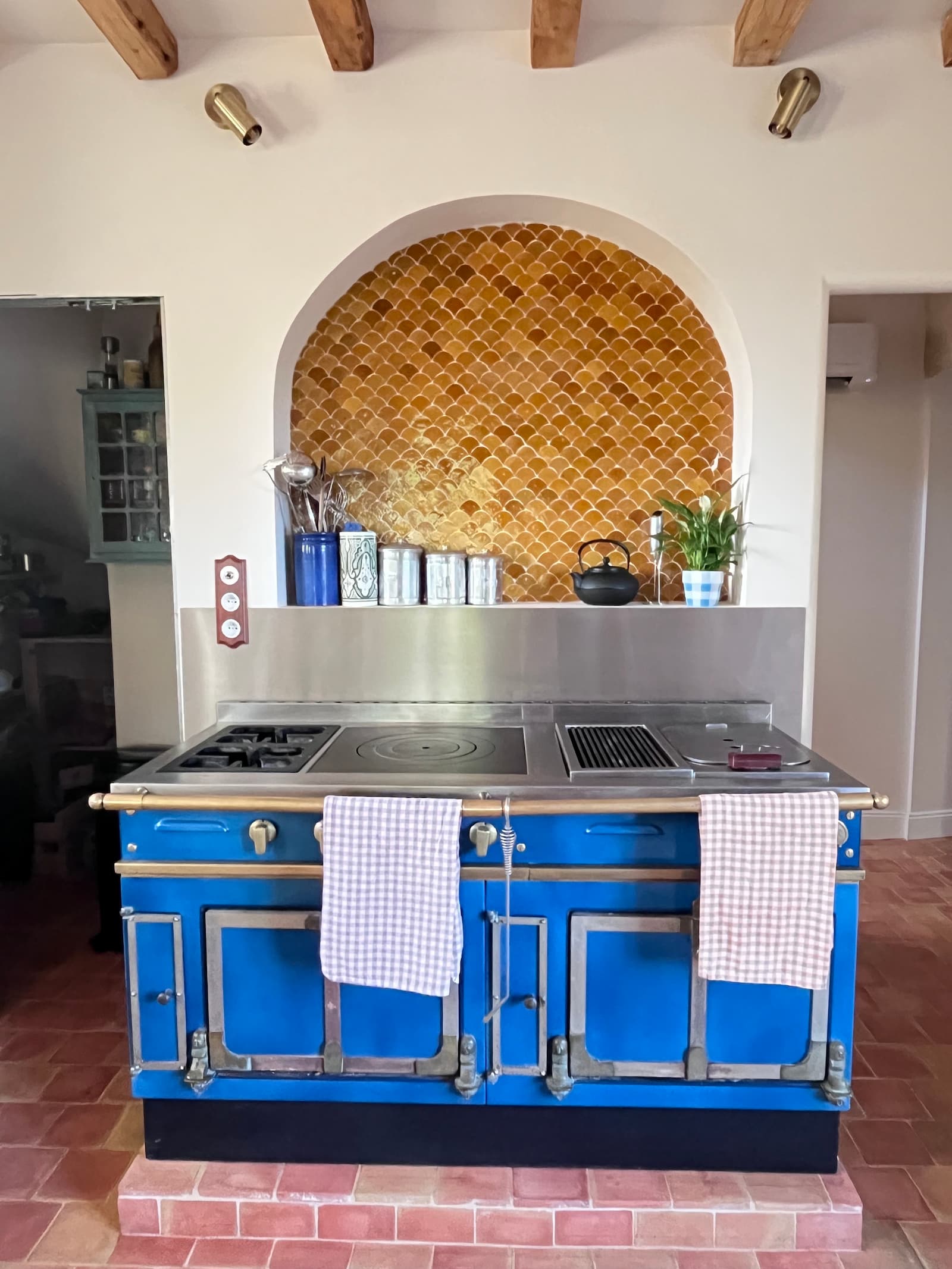 Piano de cuisson bleu sous arche en zellige doré