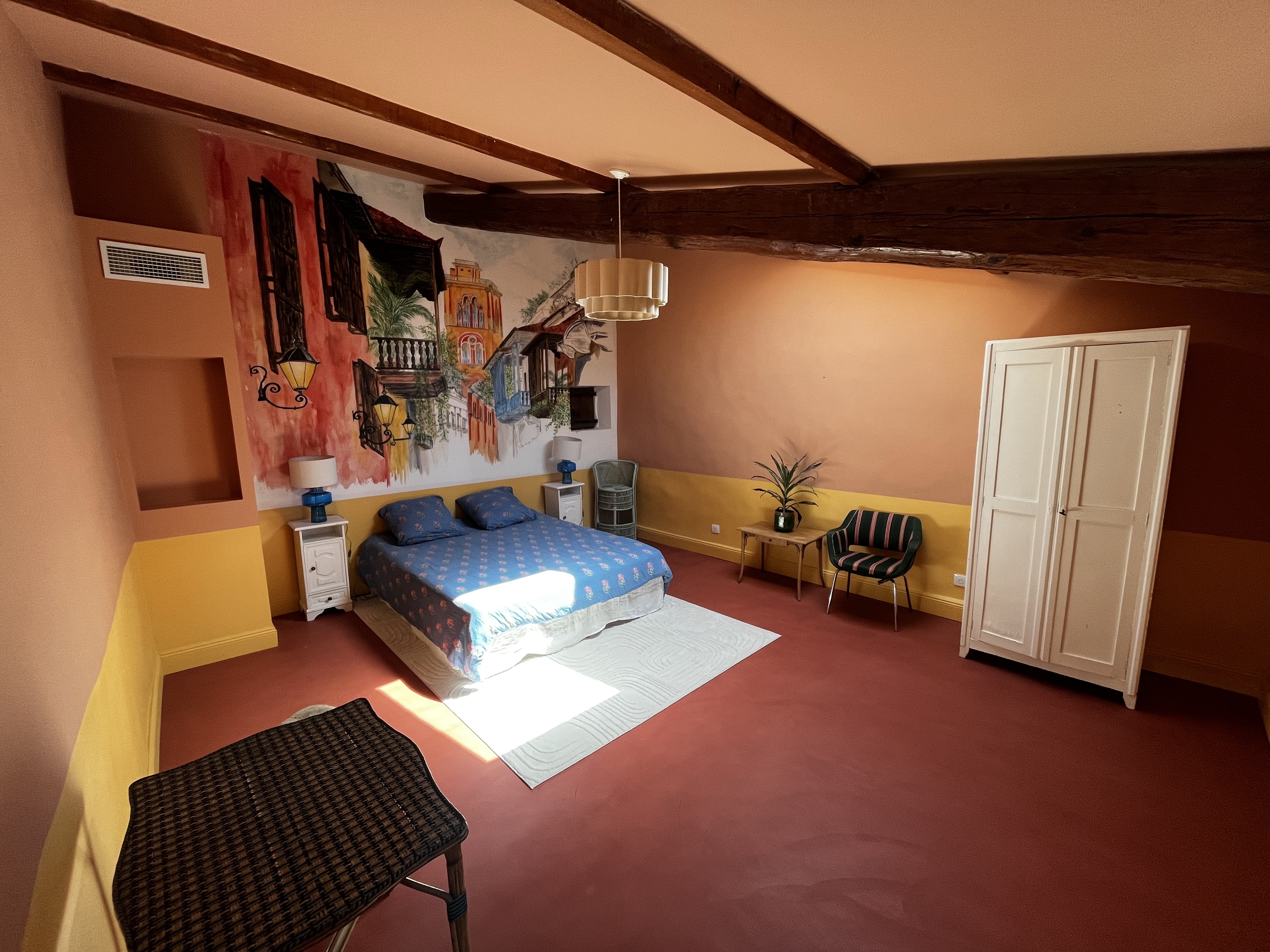 Chambre double — fresque murale et poutres apparentes
