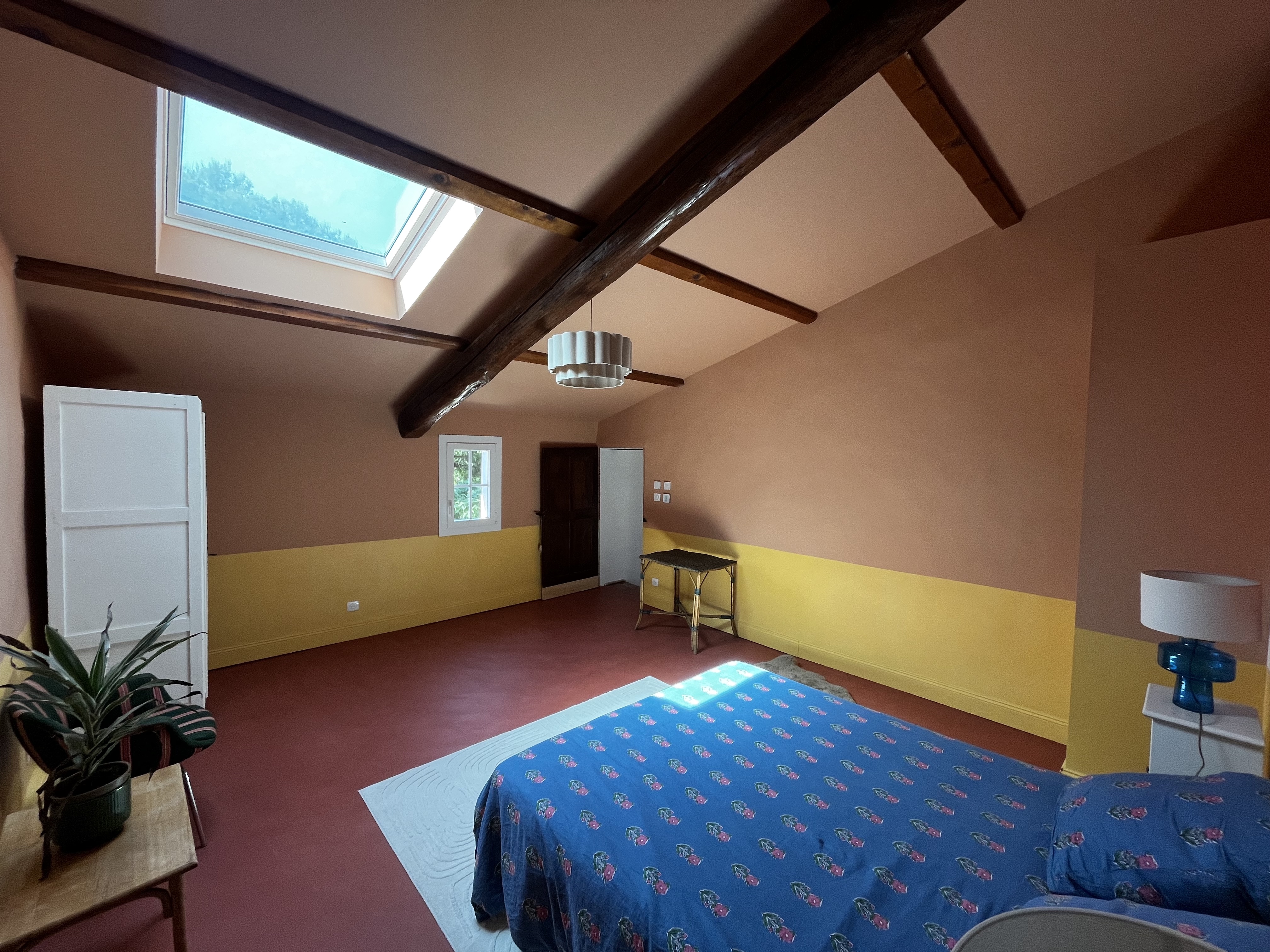 Chambre double — grand velux et poutres
