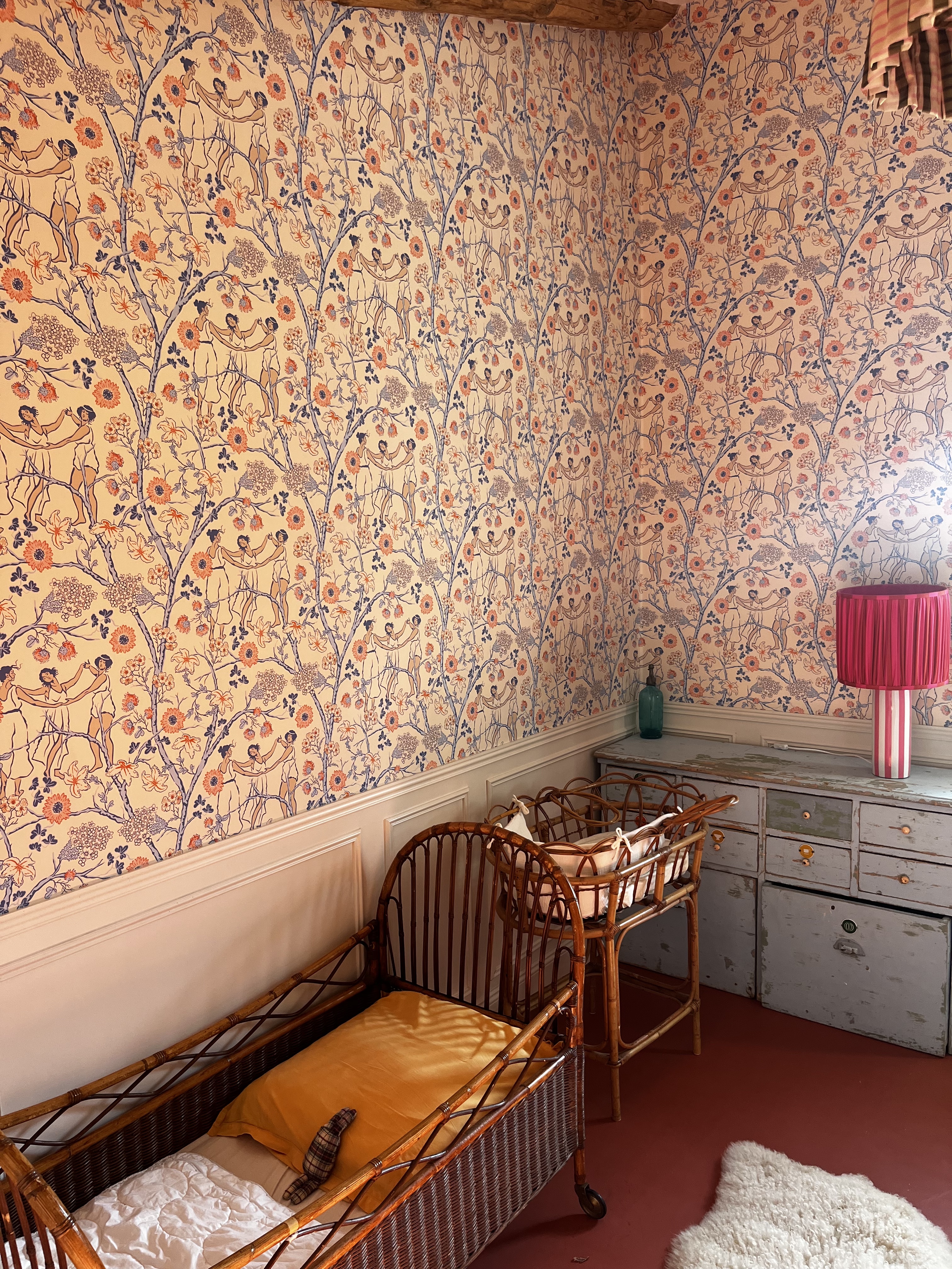 Chambre enfants — papier peint et lits en rotin