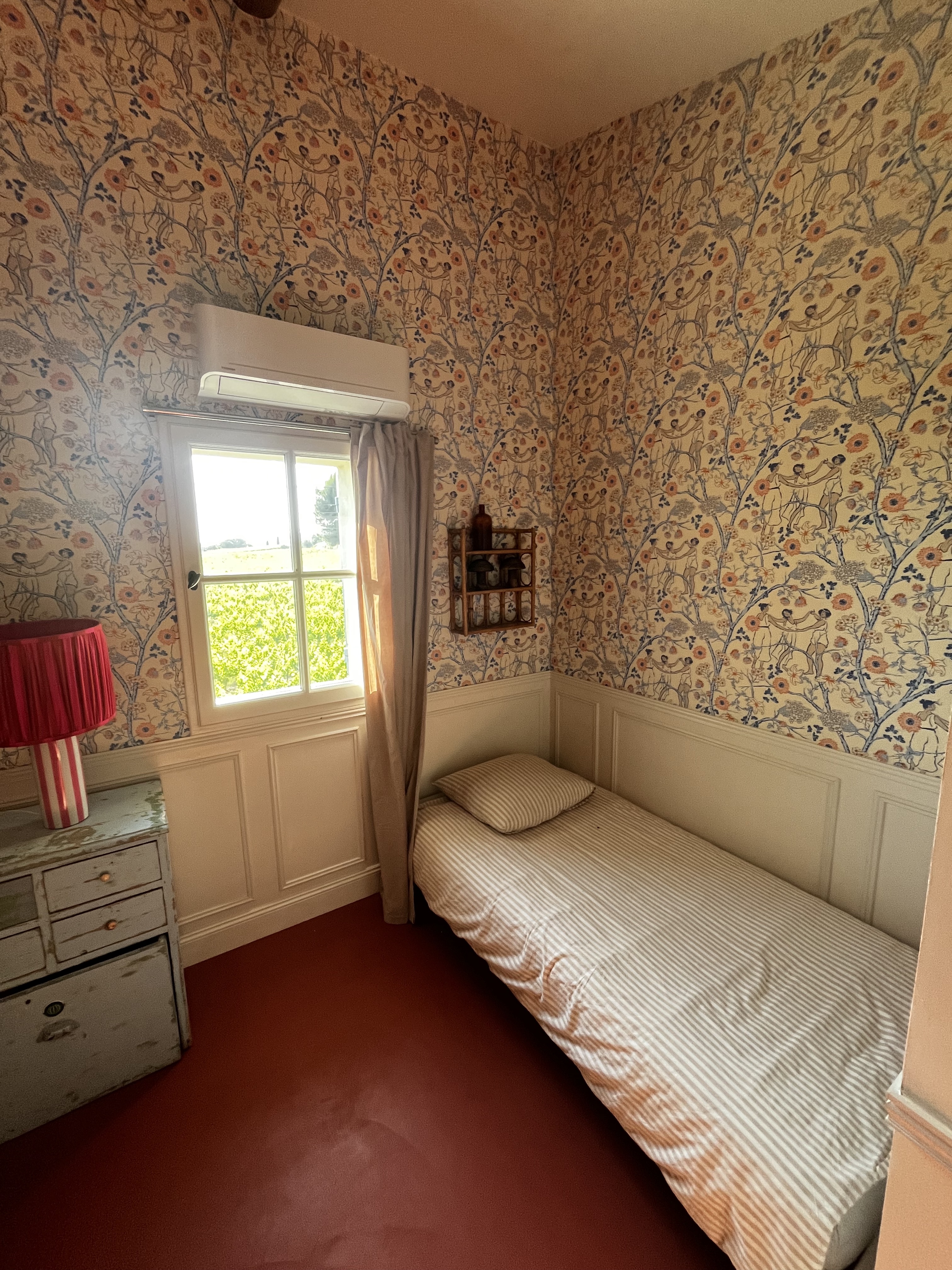 Chambre enfants — lit simple et fenêtre