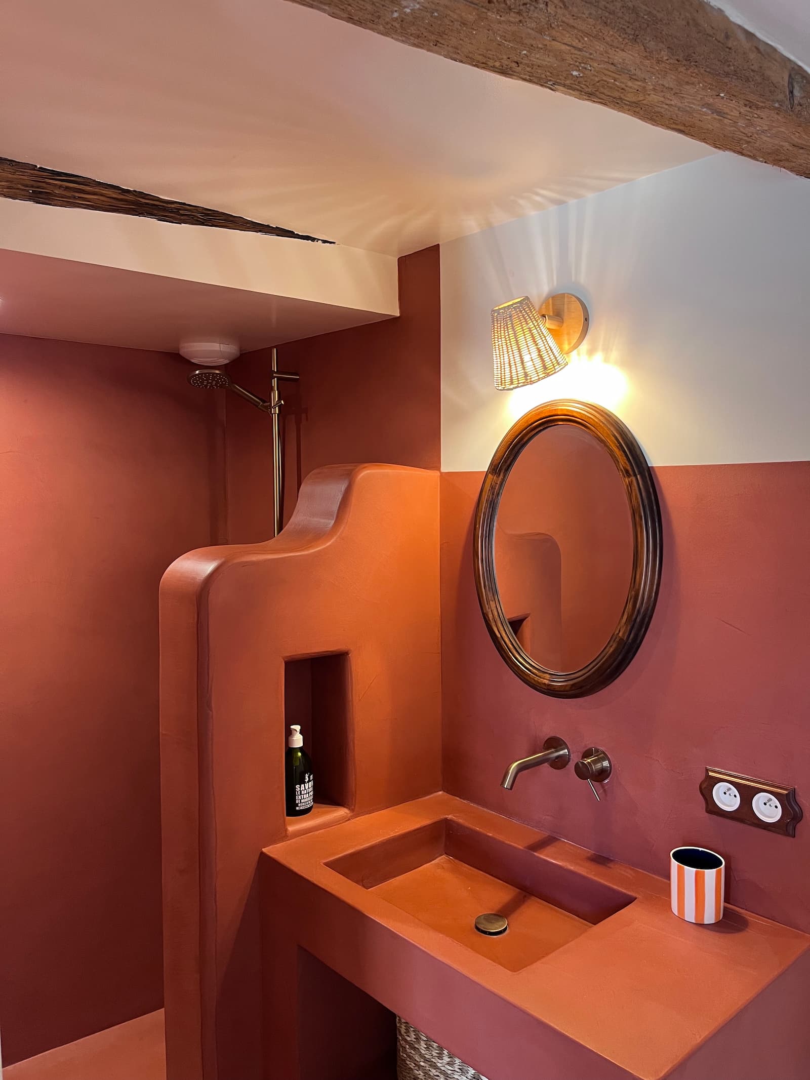 Salle de bain Chambre Dentelles, béton ciré terracotta, vasque et miroir ovale