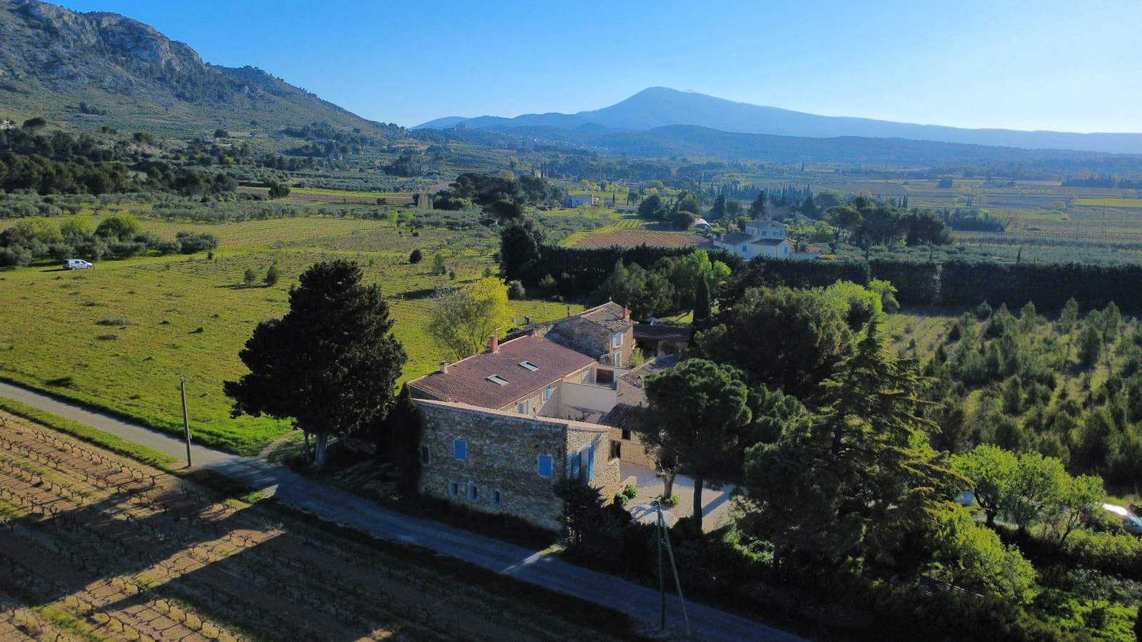 Mas Allègre vue aérienne depuis le nord — Mont Ventoux et Dentelles de Montmirail, Saint-Hippolyte-le-Graveyron, Vaucluse